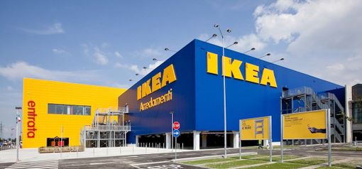 Sostanza irritante nell'aria: evacuate mille persone all'Ikea di Corsico