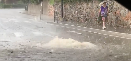 VIDEO. Temporali attesi, temporali arrivati. In via Monte Generoso a Varese straripano i tombini