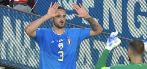 Gatti mentre si avvicina a Donnarumma nel secondo tempo e sotto accanto ad Abraham - foto dalla diretta Rai
