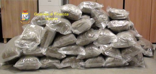 Maxi giro di droga scoperto dalla Finanza: i soldi venivano riciclati tramite società. Tre persone indagate