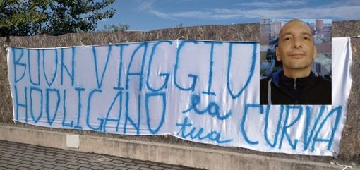 Lo striscione esposto dai tifosi bustocchi a Pisa (dalla pagina Facebook ilBustocco.it) e Leo