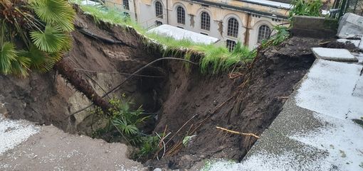 FOTO. Frana il terreno, si apre una voragine a Luino. Smottamento a Cremenaga