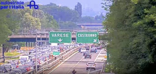 A8 bloccata verso Milano: un'auto si è ribaltata