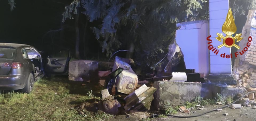 FOTO. Auto fuori strada nella notte: gravi quattro ragazzi nel Milanese