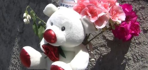 Uno dei tanti pupazzi lasciati dai cittadini sul luogo del tragico incidente