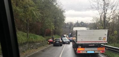 L'incidente alla Folla di Malnate in una foto tratta dalla pagina Facebook di Autolinee Varesine L'incidente alla Folla di Malnate in una foto tratta dalla pagina Facebook di Autolinee Varesine