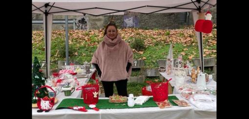 Stefania al suo stand e le creazioni che aveva portato a Natale