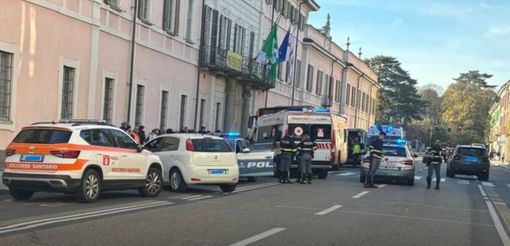 Le immagini dell'incidente davanti all'ingresso del Comune di Varese in via Sacco