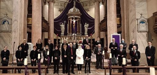 Il coro &quot;Santa Cecilia&quot; di Gorla Maggiore con l'assessore Antonella Scolfaro