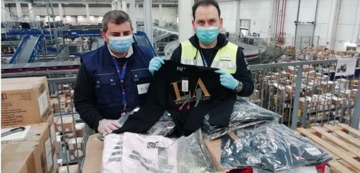 A Malpensa sbarcano 525 magliette Armani taroccate: scatta il sequestro A Malpensa sbarcano 525 magliette Armani taroccate: scatta il sequestro