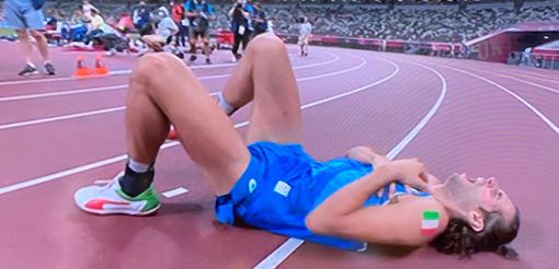 A sinistra Tamberi, a destra Jacobs, inginocchiato A sinistra Tamberi, a destra Jacobs, inginocchiato