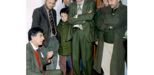 Andrea Cassani, bambino, ascolta Umberto Bossi. A poca distanza, Roberto Maroni (foto dalla pagina Fb del sindaco) Andrea Cassani, bambino, ascolta Umberto Bossi. A poca distanza, Roberto Maroni (foto dalla pagina Fb del sindaco)