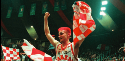 Gianmarco Pozzecco con la maglia insanguinata portato in trionfo dai tifosi biancorossi: è l'11 maggio 1999, la Pallacanestro Varese ha appena vinto il suo decimo scudetto