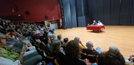 Maurizio De Giovanni incanta Olgiate Olona: serata all'insegna di ironia, empatia, letteratura