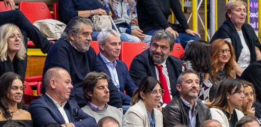 Da sinistra l'assessore allo Sport e il sindaco di Varese, Stefano Malerba e Davide Galimberti, accanto a Giuseppe Pirola per assistere a Busto alla prima partita di campionato dell'Uyba contro Conegliano. Sotto Galimberti con il vice sindaco bustocco Luca Folegani e, poi, anche con l'assessore Manuela Maffioli (Foto Galbiati)