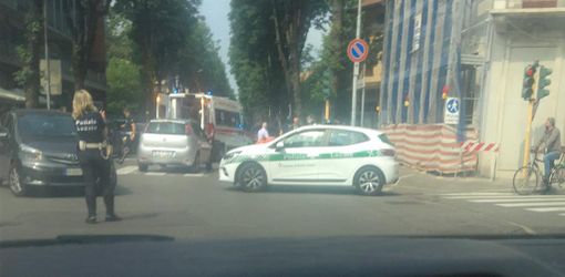 Auto e portavalori si scontrano all'incrocio dell'ospedale di Busto Arsizio