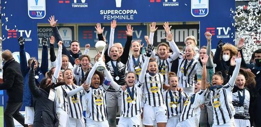 La gioia bianconera durante la premiazione (foto figc.it)