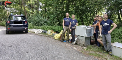Carabinieri Forestali e volontari di "Plastic Free" insieme per ripulire i boschi dai rifiuti: raccolti 800 chili di spazzatura