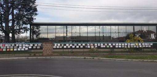 I disegni appesi alla cancellata d'ingresso della scuola di danza di Dairago