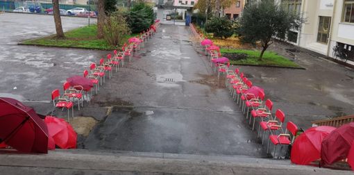 Sedie rosse vuote. Alle De Amicis di Busto un’installazione per le donne vittime di violenza