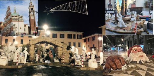 Nella foto più grande il presepe dov'era prima, in piazza Santa Maria: qui ora c'e l'albero. A lato il presepe spostato in via Cardinal Tosi e il Babbo Natale che sbuca dalla pavimentazione in via Milano Nella foto più grande il presepe dov'era prima, in piazza Santa Maria: qui ora c'e l'albero. A lato il presepe spostato in via Cardinal Tosi e il Babbo Natale che sbuca dalla pavimentazione in via Milano