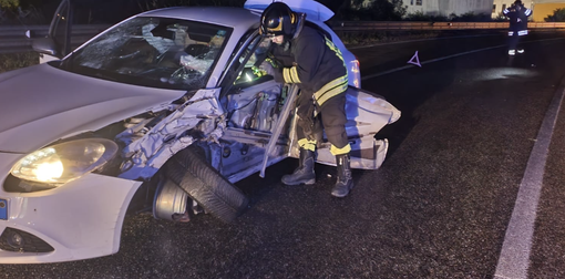 FOTO. Varese, frontale in via Peschiera: auto distrutte, paura per due automobilisti FOTO. Varese, frontale in via Peschiera: auto distrutte, paura per due automobilisti