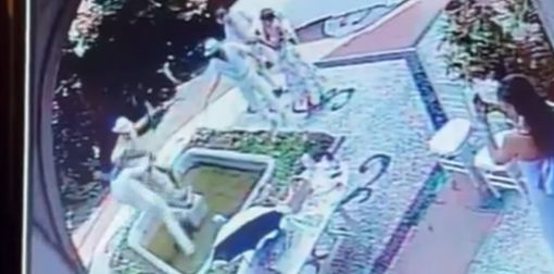 A sinistra i due ragazzi perdono l'equilibrio trascinandosi a terra la statua A sinistra i due ragazzi perdono l'equilibrio trascinandosi a terra la statua