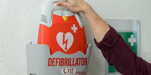 Ha un attacco cardiaco per strada e cerca l’uomo in scooter che lo ha soccorso. Lo trova grazie a Facebook