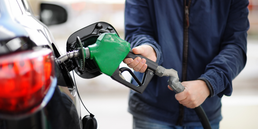 Caro benzina e diesel, il governo corre ai ripari: «Tagliamo 25 centesimi al litro»