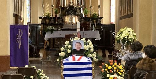 Sul feretro di Pippo Taglioretti la maglia della Pro Sul feretro di Pippo Taglioretti la maglia della Pro