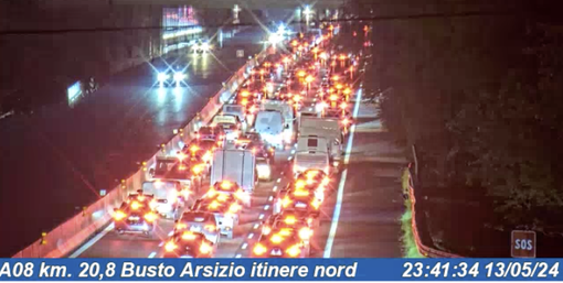 Le auto in coda in Autolaghi (foto dalle webcam di Autostrade per l'Italia) Le auto in coda in Autolaghi (foto dalle webcam di Autostrade per l'Italia)