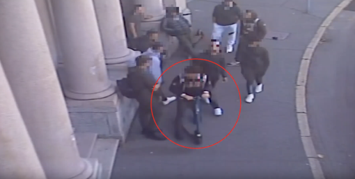 Minorenne accerchiato, rapinato e picchiato dal branco davanti a scuola: arrestati quattro giovani Minorenne accerchiato, rapinato e picchiato dal branco davanti a scuola: arrestati quattro giovani