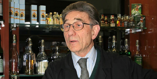 Danilo nel locale condotto da lui e Mariuccia, un riferimento per tutti. La bellissima foto è di Daniele Belosio