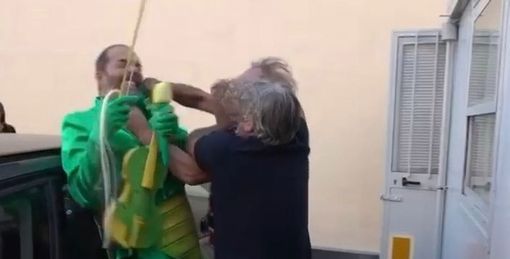 Un'immagine dell'aggressione a Max Laudadio (foto di striscialanotizia.mediaset.tv) Un'immagine dell'aggressione a Max Laudadio (foto di striscialanotizia.mediaset.tv)