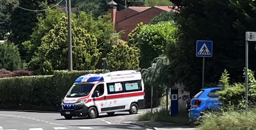 L'ambulanza lascia via Manzoni dopo l'intervento di soccorso