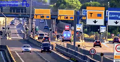 Un'auto si ribalta al casello di Gallarate. Ferita una 30enne