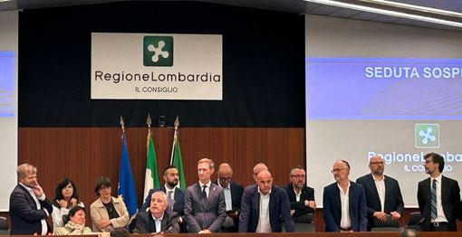 Caccia, scontro durissimo in Regione. L’opposizione occupa l’aula, 14 consiglieri espulsi Caccia, scontro durissimo in Regione. L’opposizione occupa l’aula, 14 consiglieri espulsi