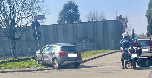 Scontro tra due auto all'incrocio, soccorsa una donna a Busto Scontro tra due auto all'incrocio, soccorsa una donna a Busto