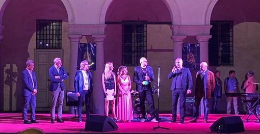 Omaggio agli infermieri nella corte di palazzo Gilardoni