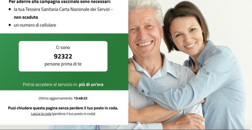 La coda per prenotare i vaccini online poco alle 13.50