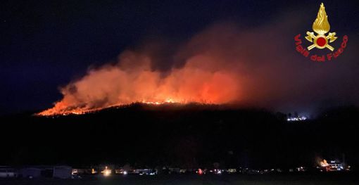 Il fronte dell'incendio si è esteso ulteriormente in serata alimentato dal forte vento Il fronte dell'incendio si è esteso ulteriormente in serata alimentato dal forte vento