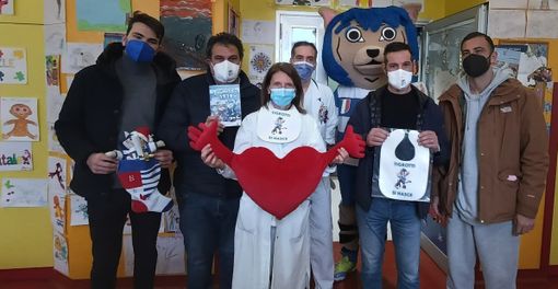 Il Tigrotto e la Pro Patria portano un sorriso ai bimbi dell’ospedale di Busto Arsizio Il Tigrotto e la Pro Patria portano un sorriso ai bimbi dell’ospedale di Busto Arsizio