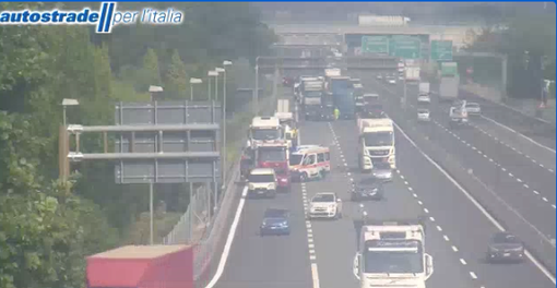 Incidente stradale in Autolaghi, coinvolti auto e tir: due feriti e ancora code Incidente stradale in Autolaghi, coinvolti auto e tir: due feriti e ancora code