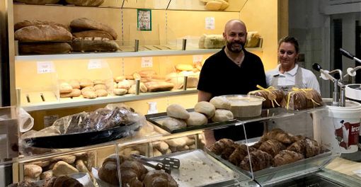 Roberto e Monica Pisoni nel loro storico negozio di Induno Olona Roberto e Monica Pisoni nel loro storico negozio di Induno Olona