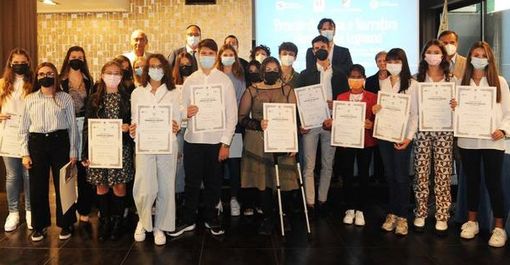 Elisa Albè e Camilla Mara del liceo Crespi di Busto trionfano al premio “Giovanni da Legnano” Elisa Albè e Camilla Mara del liceo Crespi di Busto trionfano al premio “Giovanni da Legnano”