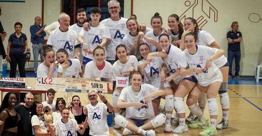 Nel riquadro Paola Egonu con la Famiglia Lualdi a festeggiare la promozione in A2 di Villa Cortese - Foto Gianluigi Rossi