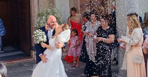 Marco e Orietta all'uscita dalla chiesa di Induno Olona accolti dal lancio del riso e dagli applausi Marco e Orietta all'uscita dalla chiesa di Induno Olona accolti dal lancio del riso e dagli applausi