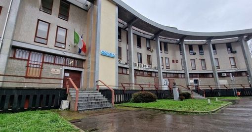 Evade i domiciliari, prende a pugni una barista e colpisce un uomo con una sbarra: arrestato 34enne Evade i domiciliari, prende a pugni una barista e colpisce un uomo con una sbarra: arrestato 34enne
