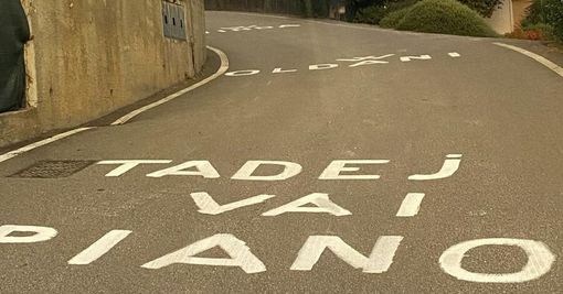 Ciclismo puro: una mano benevola chiede a Pogacar di non farli morire tutti sulla salita delle Cinque Piante che da Oltrona condurrà a Barasso. Più avanti qualcuno inneggia anche Renzo Oldani, patron della Binda