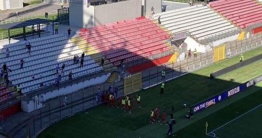 La festa di Mastroianni e della Pro sotto il settore ospiti dopo il gol del 2-2 definitivo